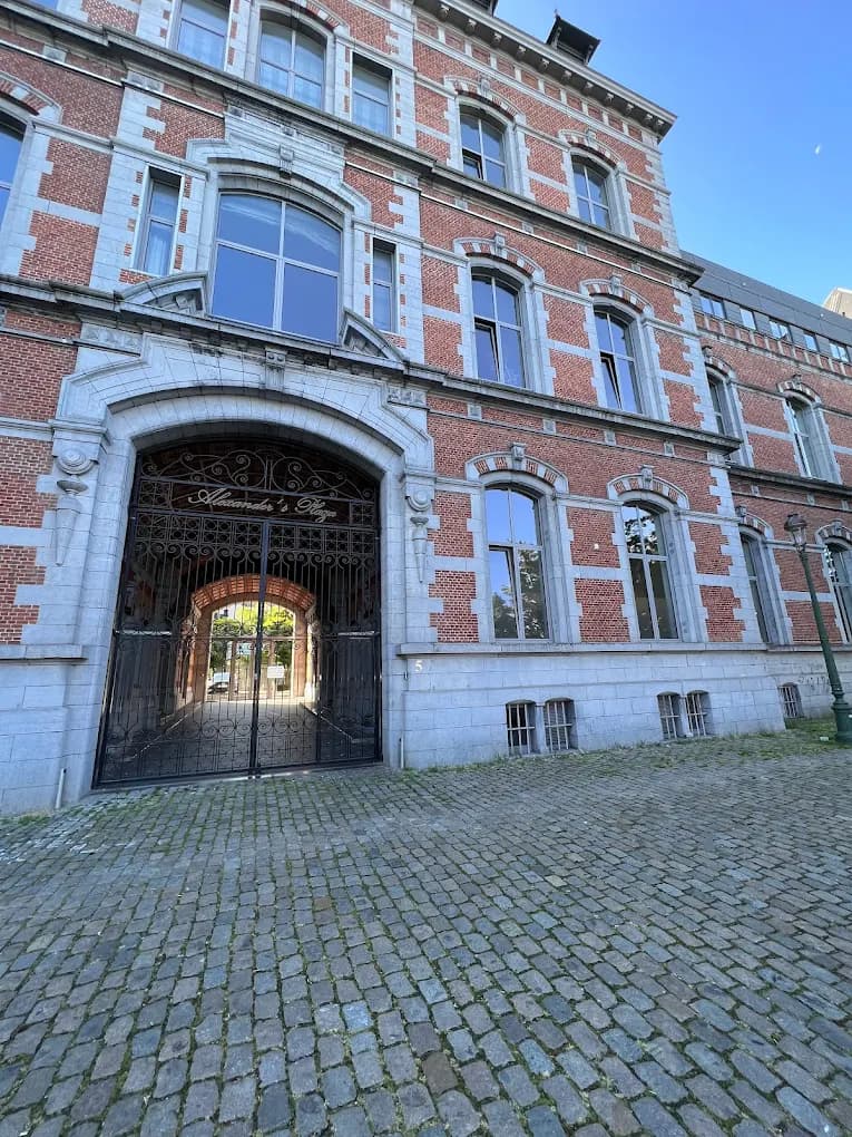 La facade de l'institut Sereniss à Place Dailly, Schaerbeek