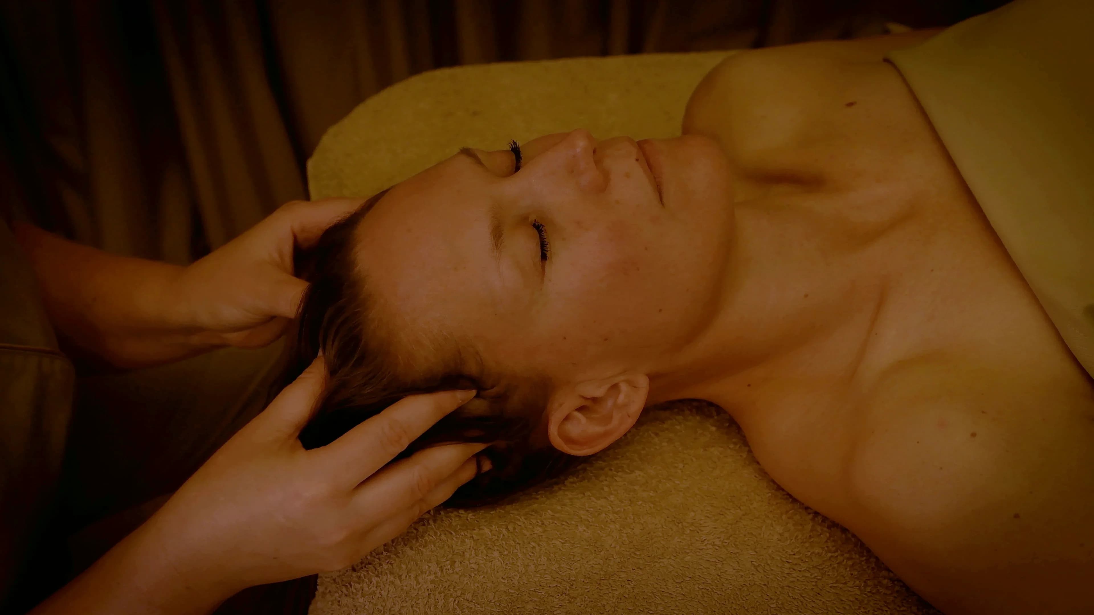 Gezichts- en hoofdmassage bij Sereniss in Brussel